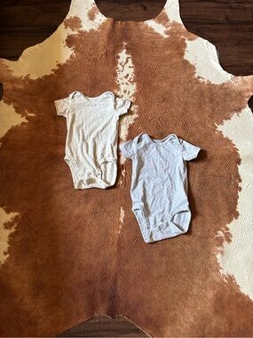 Amazon baby bodysuits 
size 18 month 
Like new